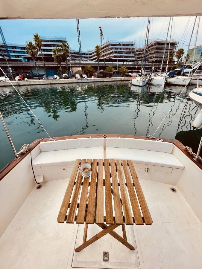 מלון סנט אדריה דה בסוס Stylish 80'S Fishing Boat מראה חיצוני תמונה