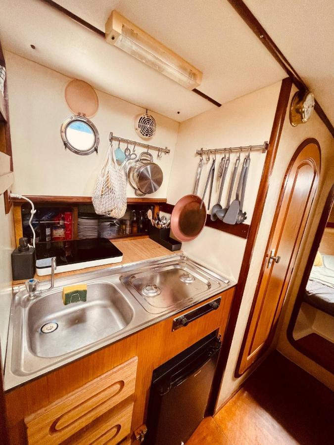 מלון סנט אדריה דה בסוס Stylish 80'S Fishing Boat מראה חיצוני תמונה