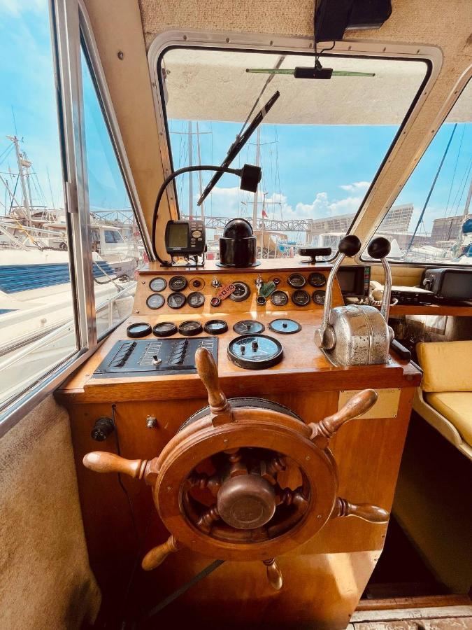 מלון סנט אדריה דה בסוס Stylish 80'S Fishing Boat מראה חיצוני תמונה